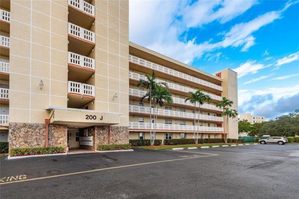 Meadowbrook Lakes View, 200 SE 5th Ave #606, Dania Beach, Florida 33004, image 1