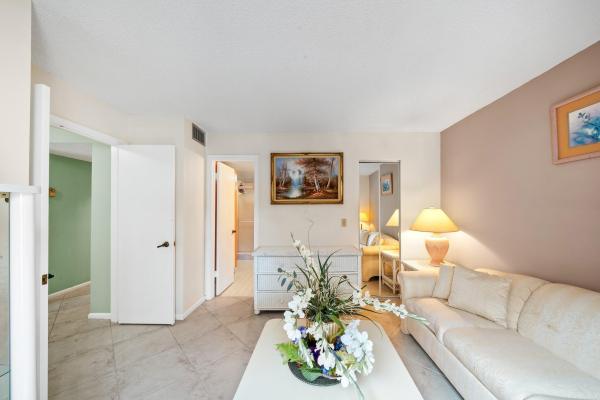 Lakeside Of Banyan Springs, 5306 Cedar Lake Dr #203, Boynton Beach, Florida 33437, image 2