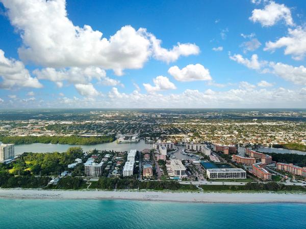Oceanside Townhomes, 949 Sweetwater Ln, Boca Raton, Florida 33431, image 2