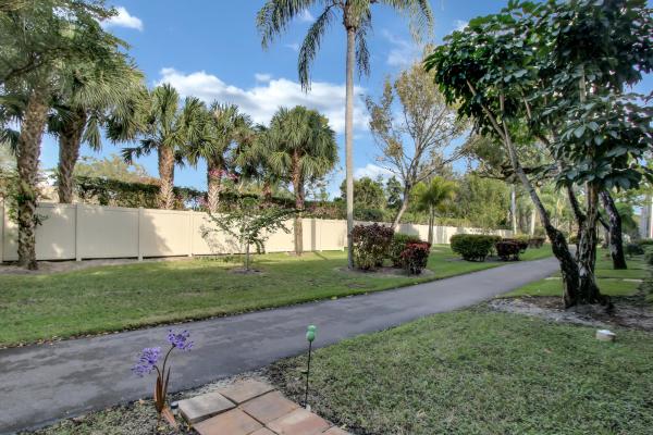Huntington Lakes 4, 7301 Amberly Ln #105, Delray Beach, Florida 33446, image 2