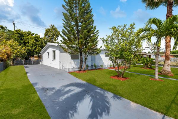 Lisa Manor, 1025 W 33rd St, Hialeah, Florida 33012, image 2