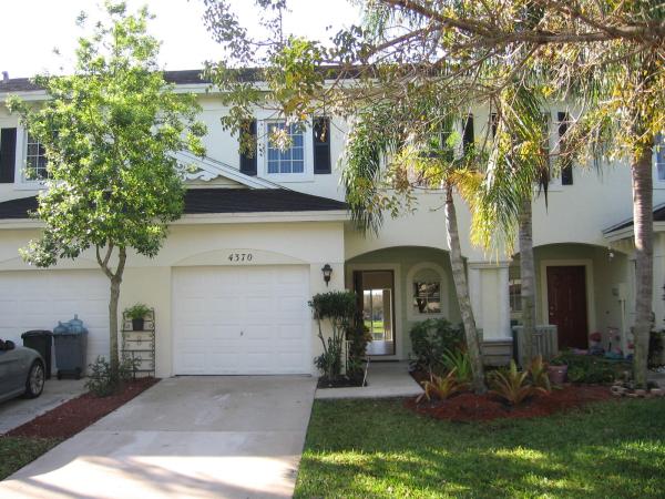 Emerald Lake Townhomes, 4370 Emerald Vis, Lake Worth, Florida 33461, image 2