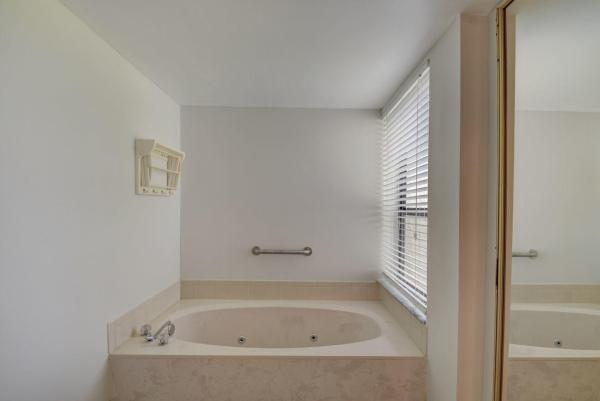 Camino Real Village, 5751 Camino Del Sol #204, Boca Raton, Florida 33433, image 3
