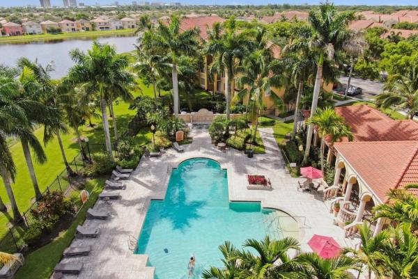 Emerald Isle At Laguna Lakes, 4280 San Marino Blvd #202, West Palm Beach, Florida 33409, image 1