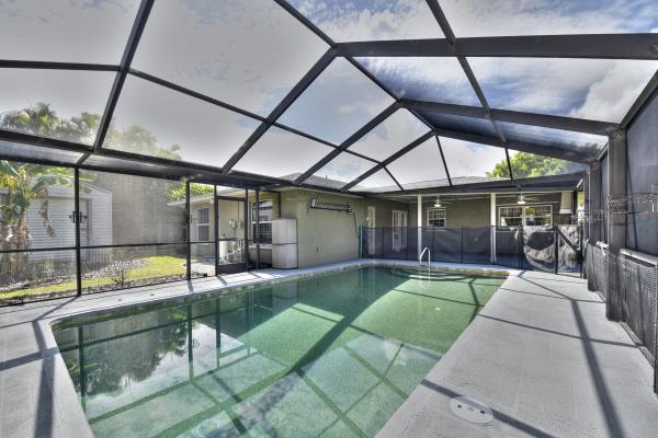 323 SE 31st Ter, Florida 33904, image 1