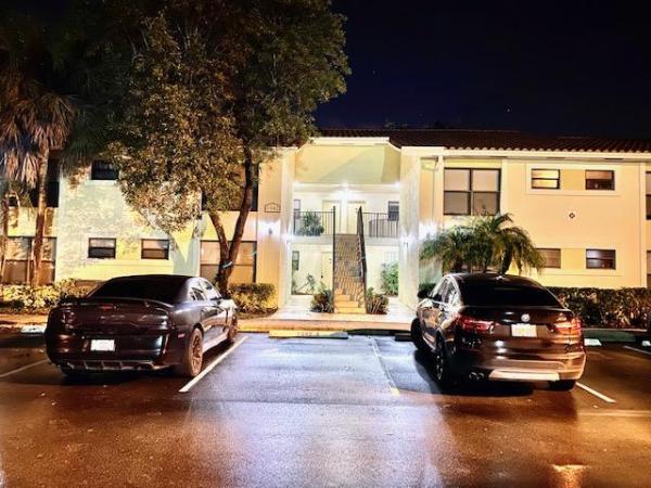 Palm Beach Grande, 1542 Lake Crystal Dr #F, West Palm Beach, Florida 33411, image 2