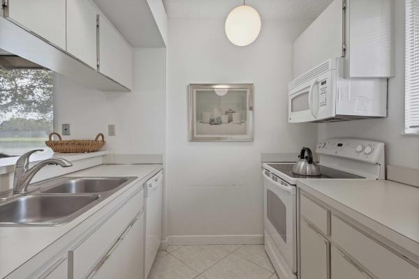Club Cottages, 126 Club Dr, Palm Beach Gardens, Florida 33418, image 2