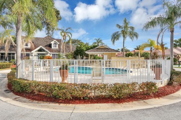 Preston Courts, 218 Woodsmuir Ct, Palm Beach Gardens, Florida 33418, image 2