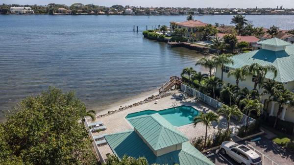 Barefoot Cove Townhomes, 143 Barefoot Cv, Hypoluxo, Florida 33462, image 2