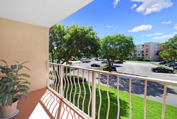 Breakwaters Of The Palm Beaches, 470 Executive Center Dr #2H, West Palm Beach, Florida 33401, image 2