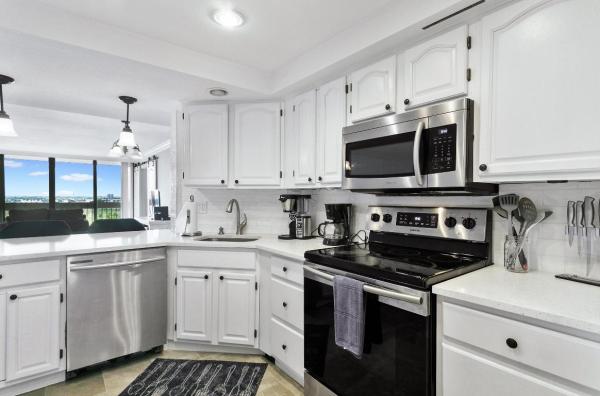 Lincoln Tower, 2400 Presidential Way #1006, West Palm Beach, Florida 33401, image 2