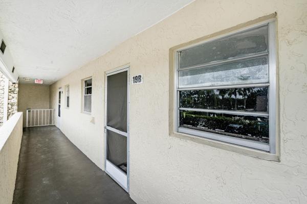 Charolais, 126 Sparrow Dr #19B, Royal Palm Beach, Florida 33411, image 2