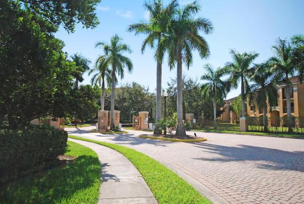 Emerald Isle At Laguna Lakes, 4211 San Marino Blvd #305, West Palm Beach, Florida 33409, image 1
