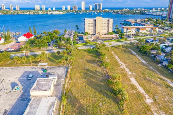 3139 Lake Shore Dr, Riviera Beach, Florida 33404, image 2