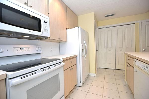 Sun Terrace At The Oaks, 9202 Chapman Oak Ct, Palm Beach Gardens, Florida 33410, image 2