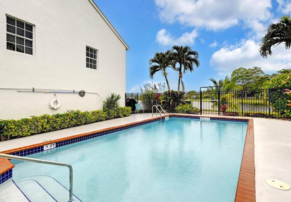 Casa Sul Lago, 12554 Westhampton Cir #E, Wellington, Florida 33414, image 2