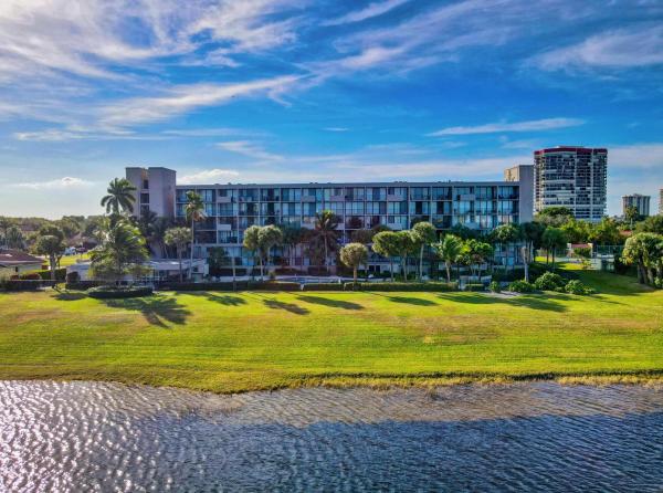 Lakeshore Club, 1830 Embassy Dr #604, West Palm Beach, Florida 33401, image 1
