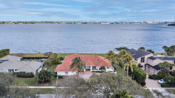 Presidential Estates, 3216 Embassy Dr, West Palm Beach, Florida 33401, image 2