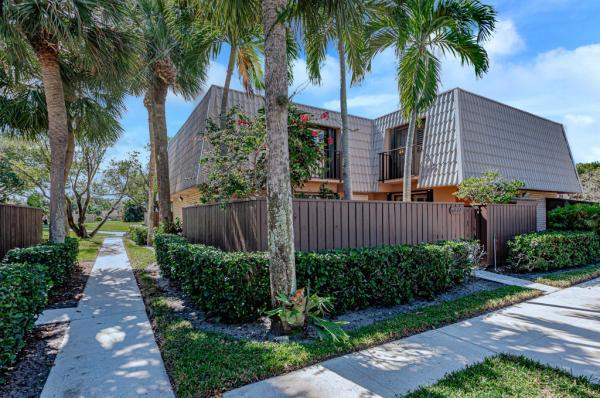 Village Of Sandalwood Lakes South, 6422 64th Way, West Palm Beach, Florida 33409, image 1