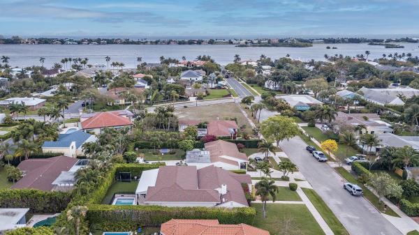 Beach Shores, 231 Bloomfield Dr, West Palm Beach, Florida 33405, image 1