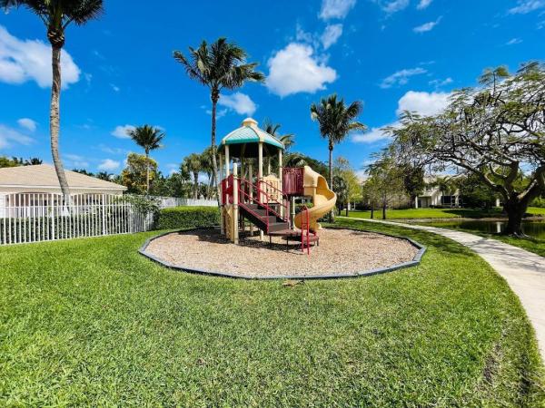 Palmbrooke Townhomes, 4653 Palmbrooke Cir, West Palm Beach, Florida 33417, image 2
