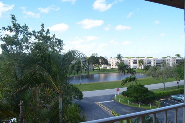 Huntington Lakes 5, 7290 Ashford Pl #404, Delray Beach, Florida 33446, image 2