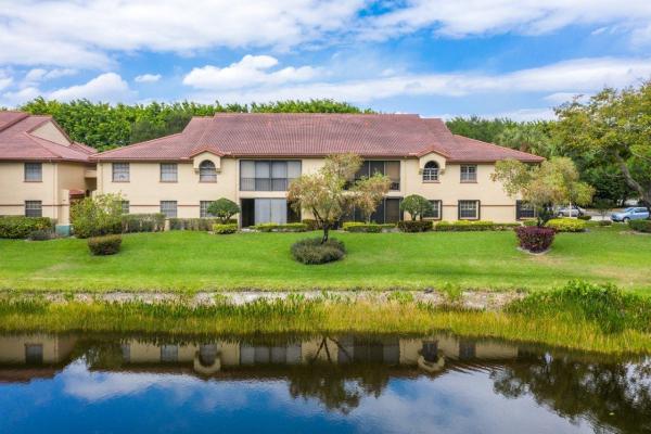 Excellente Village, 5139 Europa Dr #C, Boynton Beach, Florida 33437, image 2
