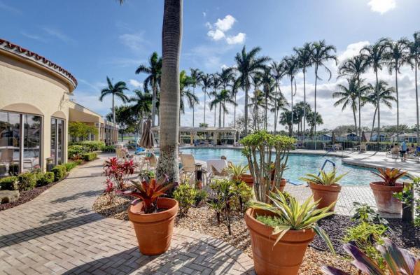 Regal Shores North At Coral Lakes, 5810 Crystal Shores Dr #305, Boynton Beach, Florida 33437, image 2