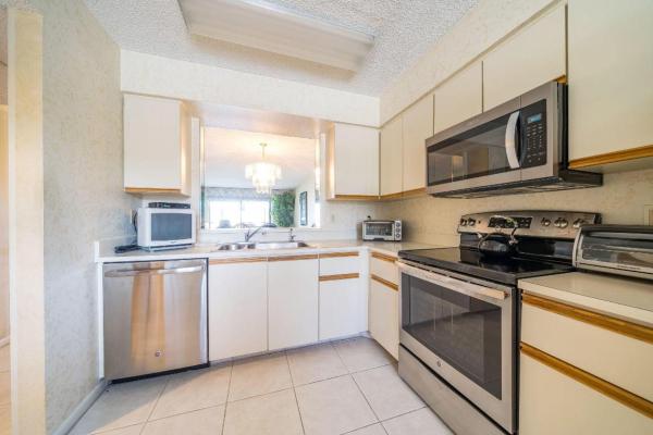 Huntington Pointe, 6193 Pointe Regal Cir #207, Delray Beach, Florida 33484, image 2