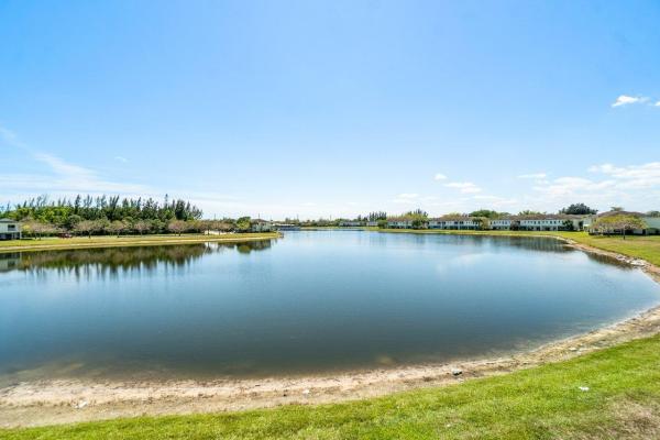 Emerald Lake Townhomes, 4230 Emerald Vis, Lake Worth, Florida 33461, image 2