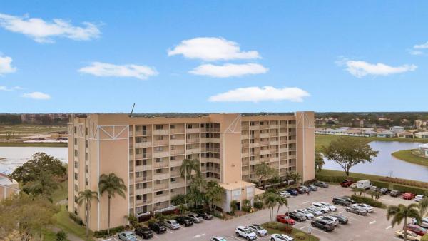 Huntington Lakes 3, 14426 Amberly Ln #801, Delray Beach, Florida 33446, image 2