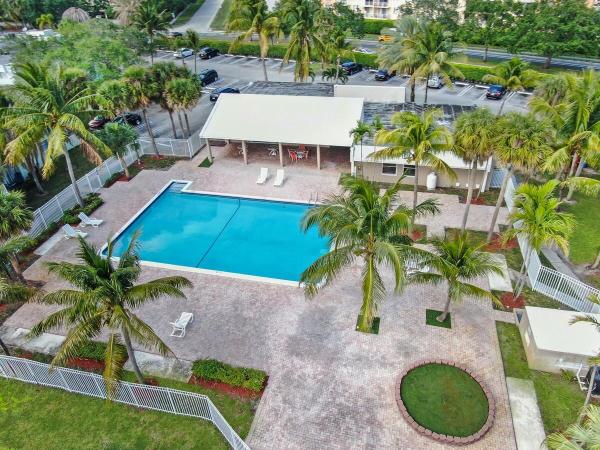 Clear Lake Palms, 425 Executive Center Dr #211, West Palm Beach, Florida 33401, image 2