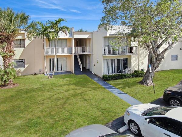 Clear Lake Palms, 425 Executive Center Dr #211, West Palm Beach, Florida 33401, image 1