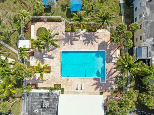 Clear Lake Palms, 437 Executive Center Dr #202, West Palm Beach, Florida 33401, image 2