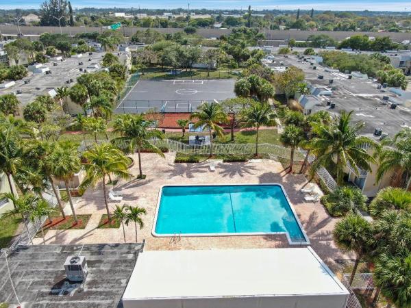 Clear Lake Palms, 437 Executive Center Dr #202, West Palm Beach, Florida 33401, image 1