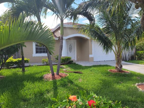 207 N E St, Florida 33460, image 1