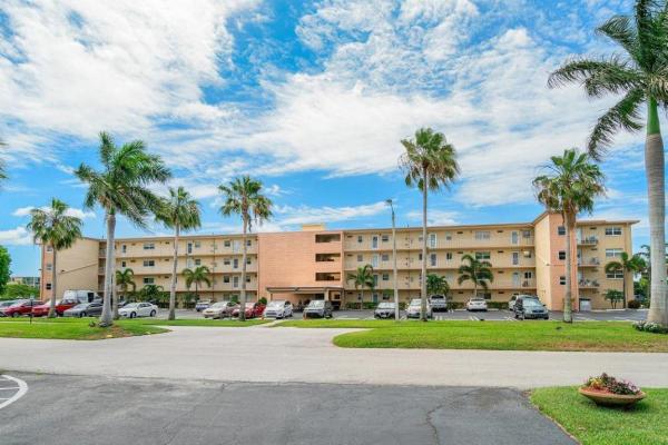 Village Royale Greenview, 2520 NE 1st Ct #302, Boynton Beach, Florida 33435, image 2