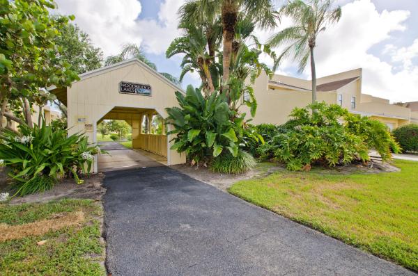 Woodbridge Lakes, 1609 Woodbridge Lakes Cir, West Palm Beach, Florida 33406, image 2