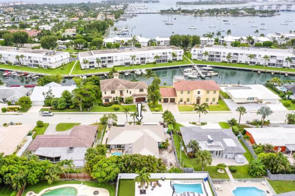 Yacht Harbor Manor, 1120 Singer Dr, Riviera Beach, Florida 33404, image 2