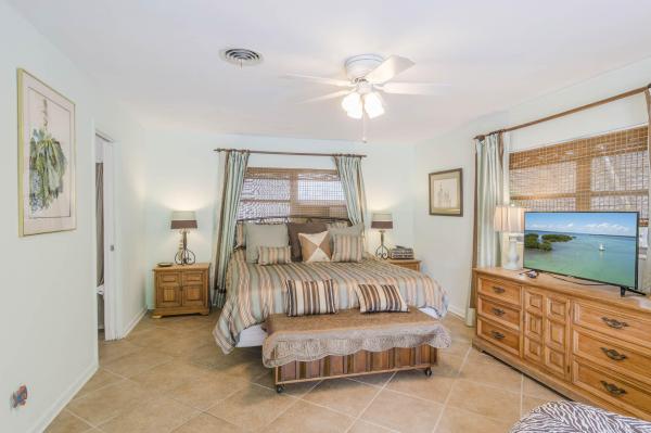 Yacht Harbor Manor, 1120 Singer Dr, Riviera Beach, Florida 33404, image 1
