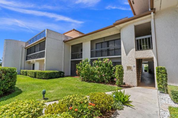 Lakeshore Village Of Meadowood, 3351 Twin Lakes Ter #205, Fort Pierce, Florida 34951, image 2