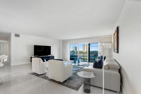 Lake House South, 875 E Camino Real, Boca Raton, Florida 33432, image 2