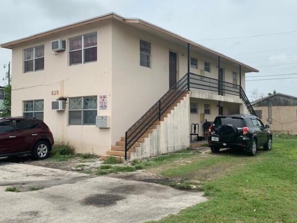 Baileys, 825 SW Avenue C Pl, Belle Glade, Florida 33430, image 1