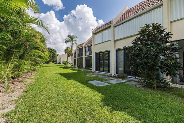 Garden Court Villas, 1801 Presidential Way #D102, West Palm Beach, Florida 33401, image 3