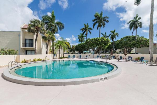 Garden Court Villas, 1801 Presidential Way #D102, West Palm Beach, Florida 33401, image 2