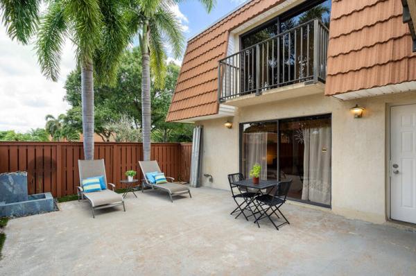 Waterford Courtyards At Crystal Lakes North, 2801 Waterford Dr N, Deerfield Beach, Florida 33442, image 1