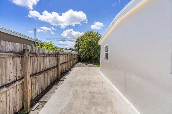 Palm Beach Cabana Colony, 3686 Gull Rd, Palm Beach Gardens, Florida 33410, image 2