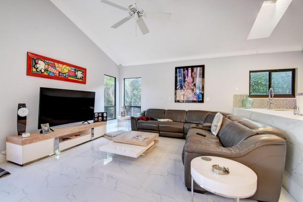 Colonnade At Glen Oaks, 4598 NW 26th Ave, Boca Raton, Florida 33434, image 2