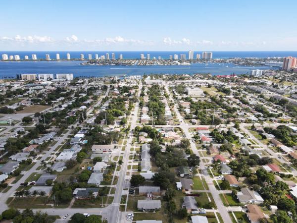Park Manor, 451 Silver Beach Rd, Riviera Beach, Florida 33403, image 2