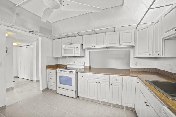 Golden Lakes Village, 140 Lake Nancy Ln #209, West Palm Beach, Florida 33411, image 3